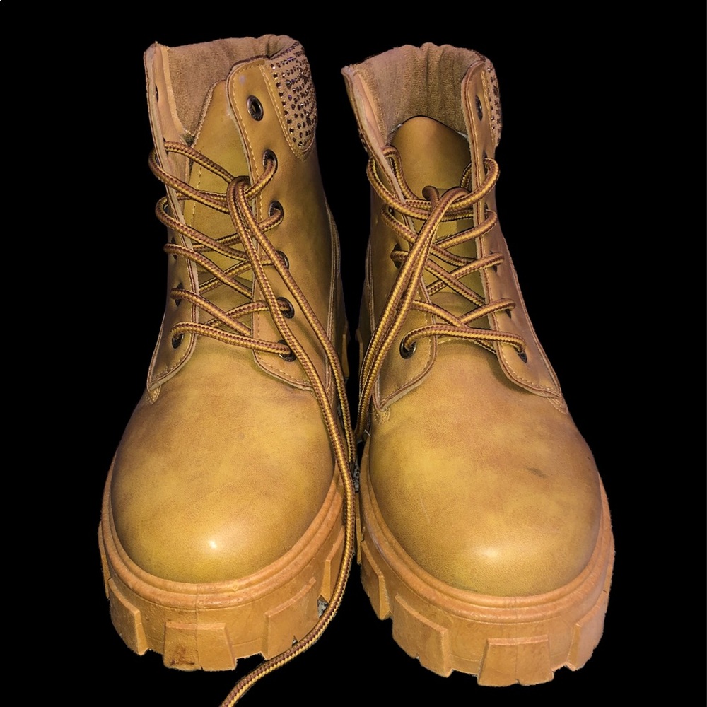 Combat boots